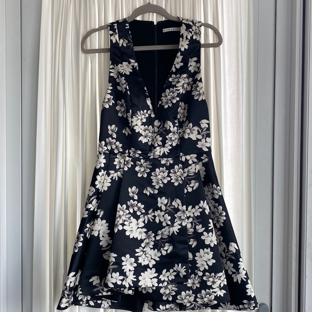 COPY - Alice + Olivia - beautiful black dress with white floral pattern - size …